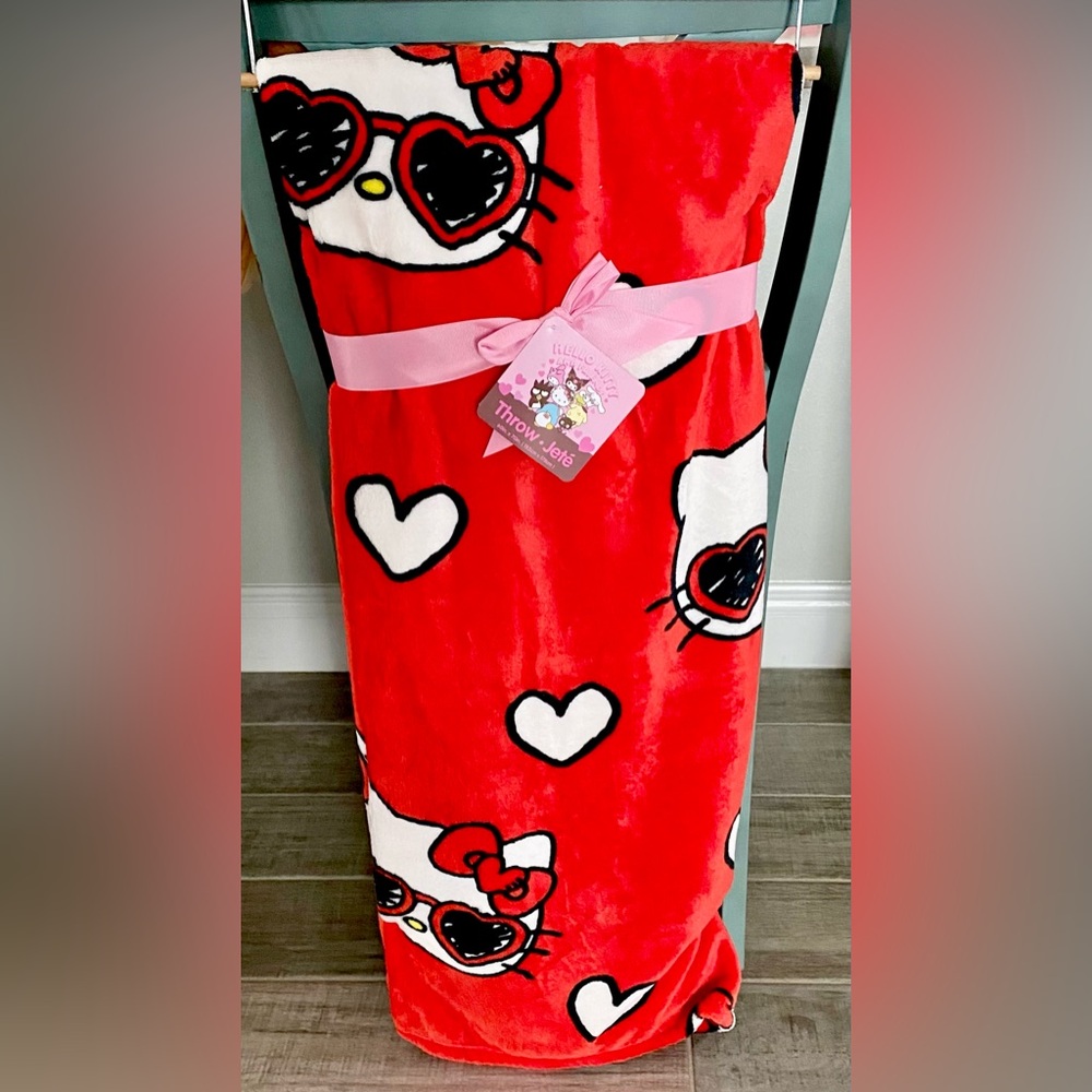 NEW Hello Kitty Valentine's Day Throw Blanket
